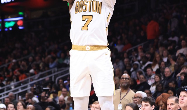 Kaiyun开云官方网站中国登录-效率低了点！杰伦·布朗近8场场均31.1分7.3板 命中率43.6%