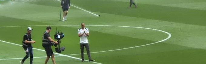 开云Kaiyun官网入口-对阵伯恩茅斯的比赛开始前，西蒙斯首次在热刺主场亮相