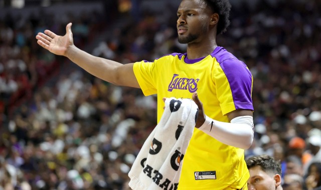 差点意思🙁布朗尼半场11分钟5投1中仅得2分 有2助+2失误