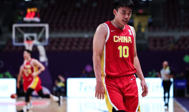 周琦盛赞王俊杰：有他这样的四号位队友，后卫和中锋突破会很简单