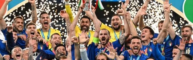 开云体育官网-2021国际足球十大新闻：梅罗易帜抢戏双蓝斗艳